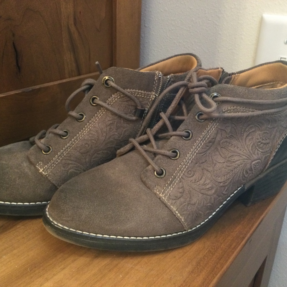 Bizza Leather Booties Taupe size 8.5. US
